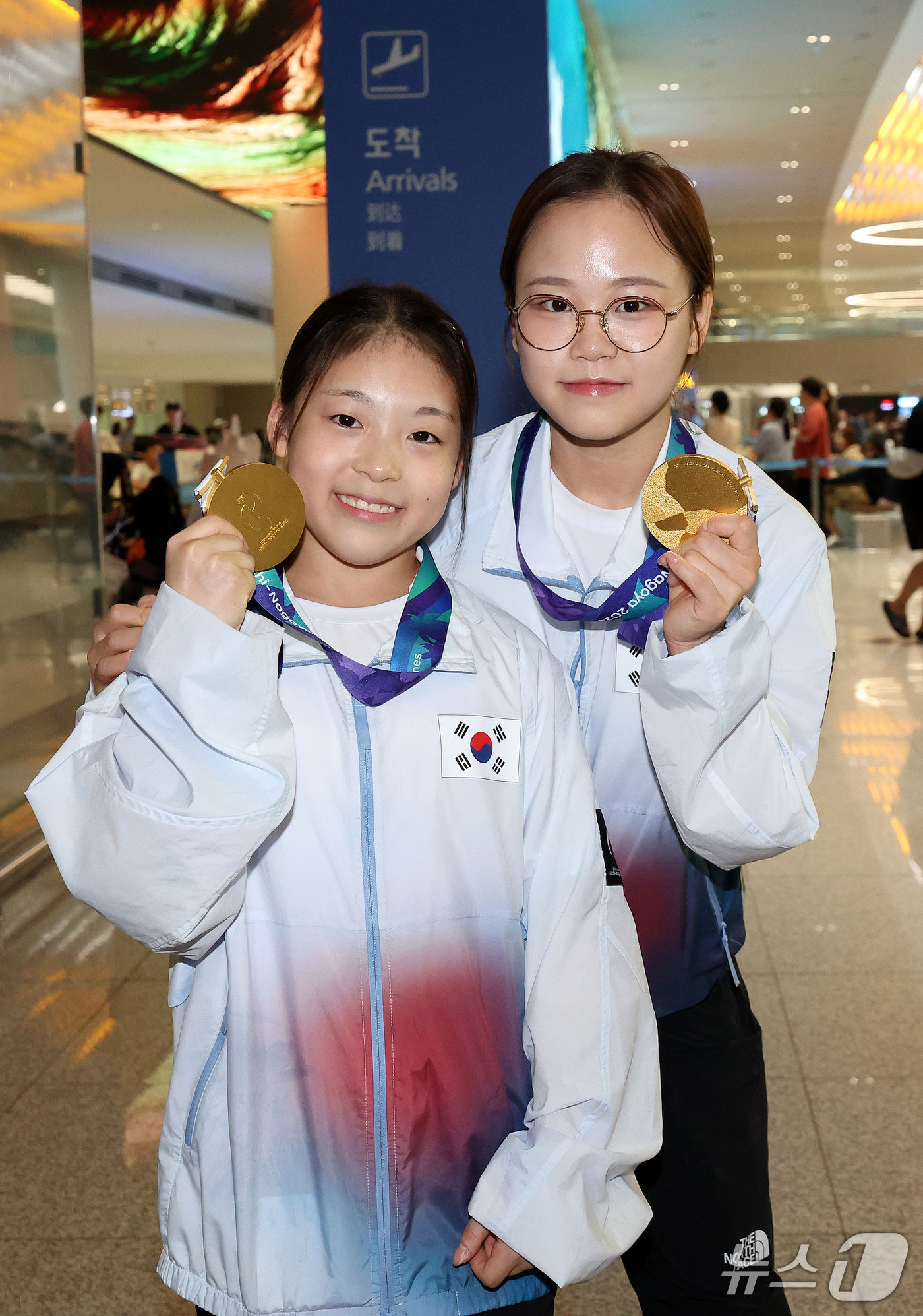 <b>황서현</b>·<b>여서정</b> '<b>금메달</b> 들고 금의환향'