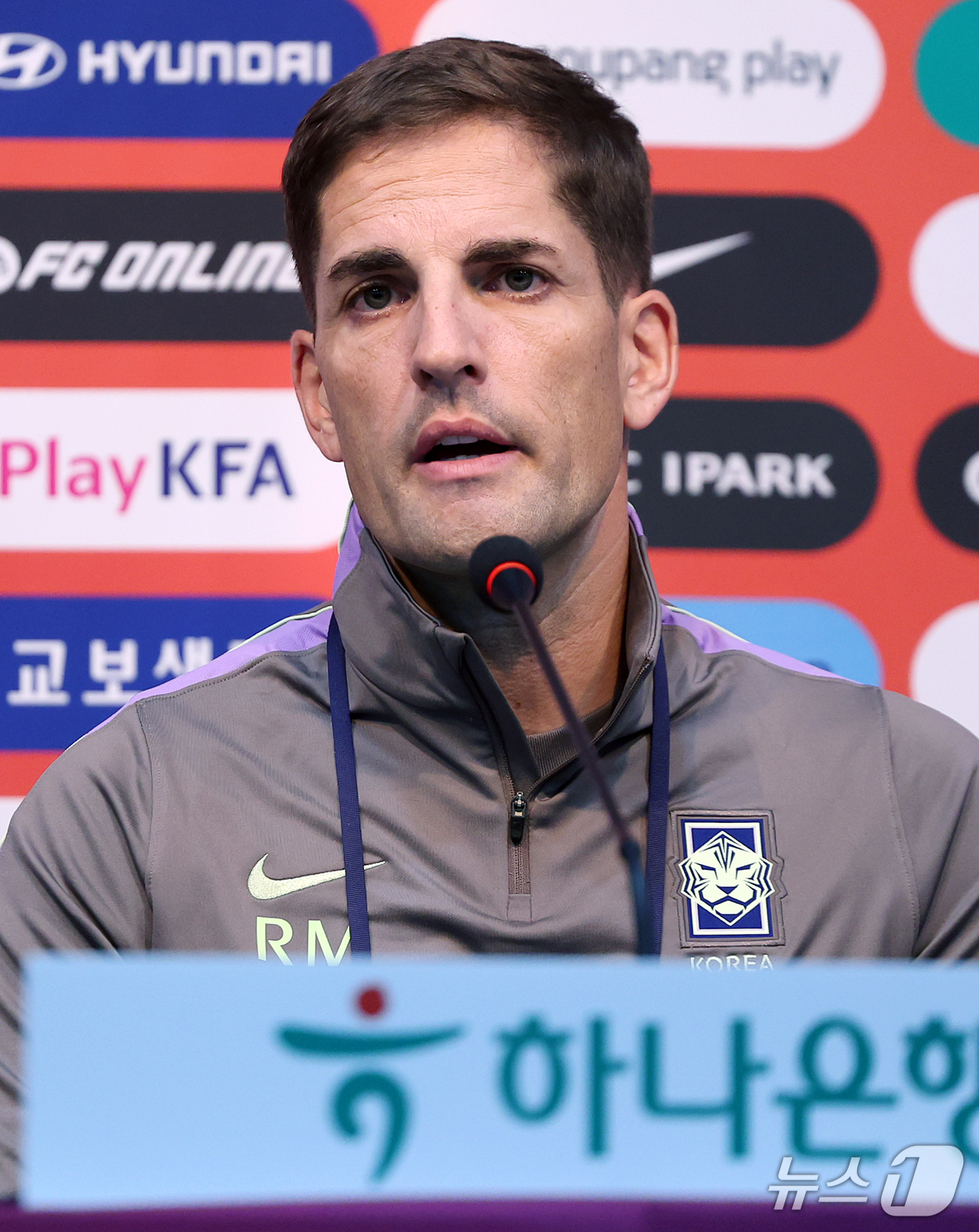 우루과이전 앞두고 공식 <b>기자회견</b> 갖는 <b>모레노 감독</b>