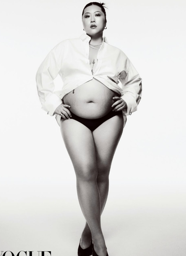 '명예영국인' <b>백진경</b>, 속옷만 입은 <b>만삭 화보</b> "106kg…못 할 거 없다"