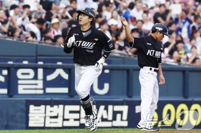 16일 오후 서울 송파구 잠실야구장에서 열린 '2026 신한SOL KBO리그' LG 트윈스와 KT 위즈의 경기, 2회초 2사 1,3루 상황에서 KT 최원준이 3점 홈런을 친 뒤 달리고 있다. 2026.7.16 ⓒ 뉴스1 김민지 기자