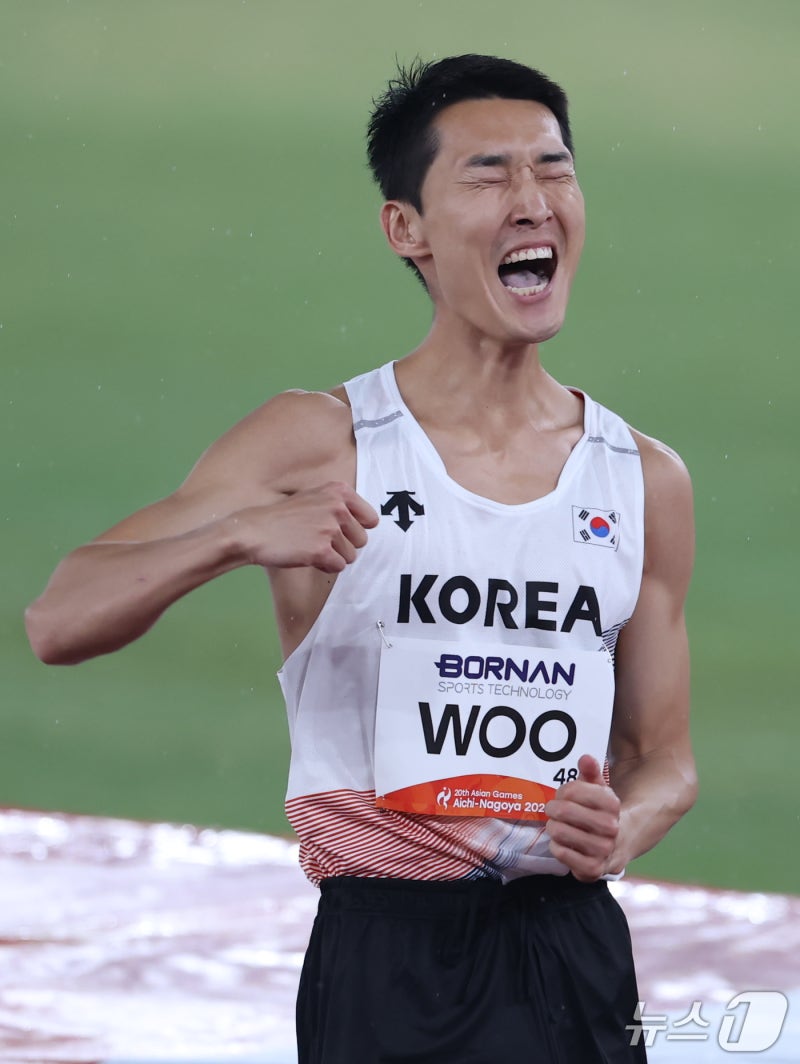 환호하는 <b>우상혁</b> '2m14 성공'