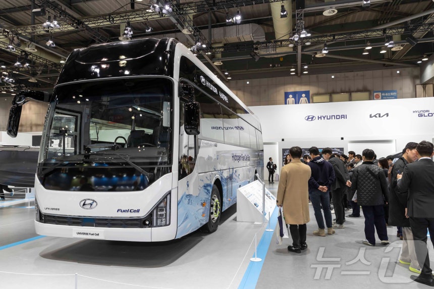 월드 하이드로젠 엑스포 2025 관람객들이 현대자동차 유니버스 수소전기버스를 둘러보고 있는 모습. (현대차·기아 제공. 재판매 및 DB 금지) 2025.12.8 ⓒ 뉴스1