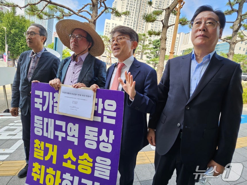 정상환 변호사와 김형기 박정희 대통령 동상설립추진단장 등 'TK 16개 시민사회단체 대표단'이 28일 대구지법 앞에서 취재진과 만나 동대구역 박정희 전 대통령 동상 철거 반대 서명운동을 벌인 취지를 설명하고 있다.
