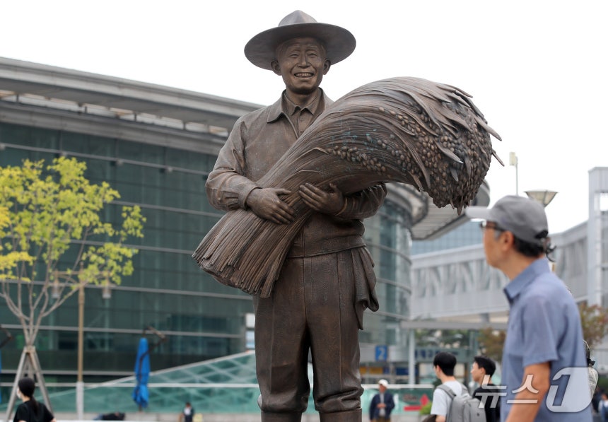 추석 연휴 마지막 날인 27일 대구 동구 동대구역 광장에 설치된 박정희 전 대통령 동상 앞에서 박정희대통령동상건립추진위원회 등 시민사회단체 관계자가 동상 철거 소송 취하를 촉구하는 1인 시위를 벌이고 있다.2026