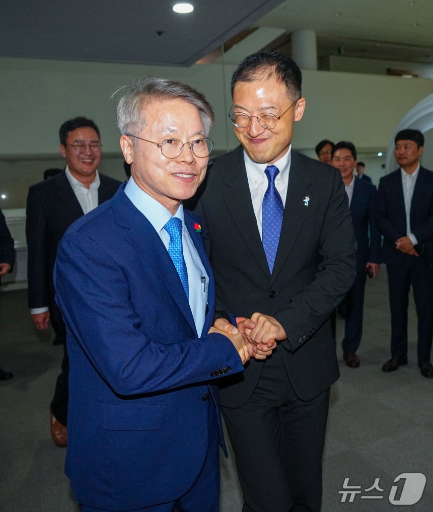 민형배 전남광주통합특별시장이 28일 오후 광주청사 비즈니스룸에서 김상욱 울산광역시장과 '울산광역시-전남광주통합특별시 미래동반성장 우호협약 체결식'을 하고 있다.(전남광주통합특별시 제공.재판매 및 DB 금지.) 20