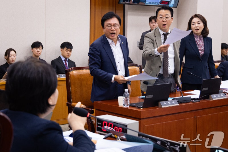 <b>법사위</b>, 與주도 조희대 <b>국감증인</b> 채택…野 반발해 퇴장(종합)