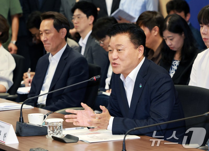 경찰, <b>신용한</b> 충북지사 <b>집무실 압수수색</b>…휴대전화 확보