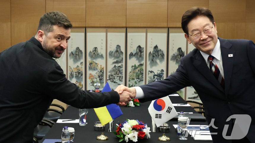 이재명 대통령이 7월 튀르키예 앙카라 한 호텔에서 볼로디미르 젤렌스키 우크라이나 대통령과 정상회담을 하기 앞서 악수하고 있다. 2026.7.8 ⓒ 뉴스1 이재명 기자
