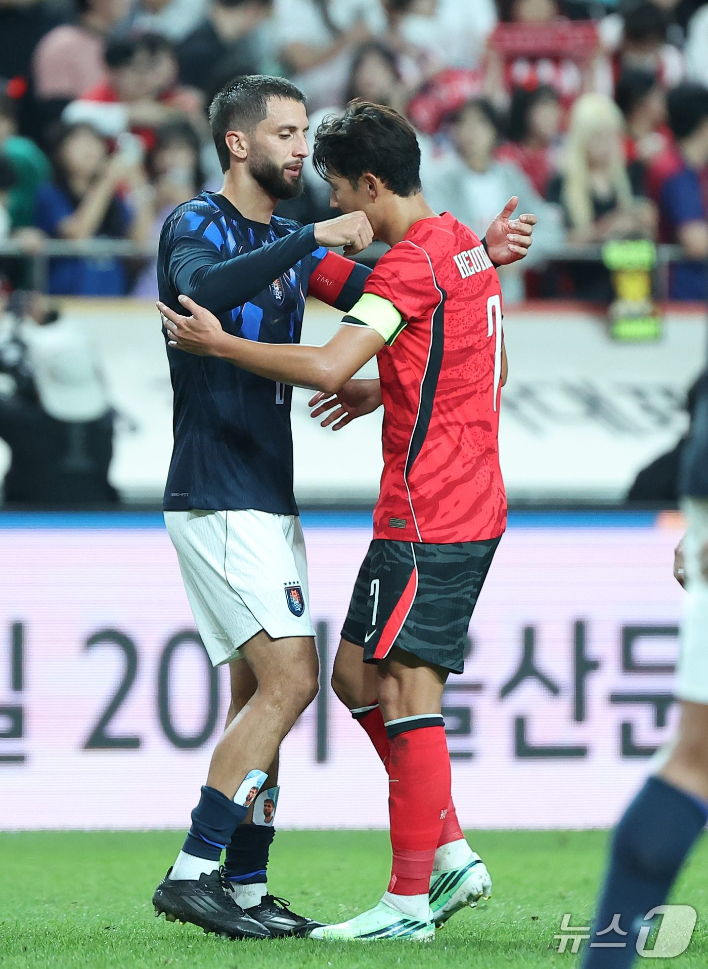 <b>벤탄쿠르</b>와 <b>포옹</b>하는 <b>손흥민</b>