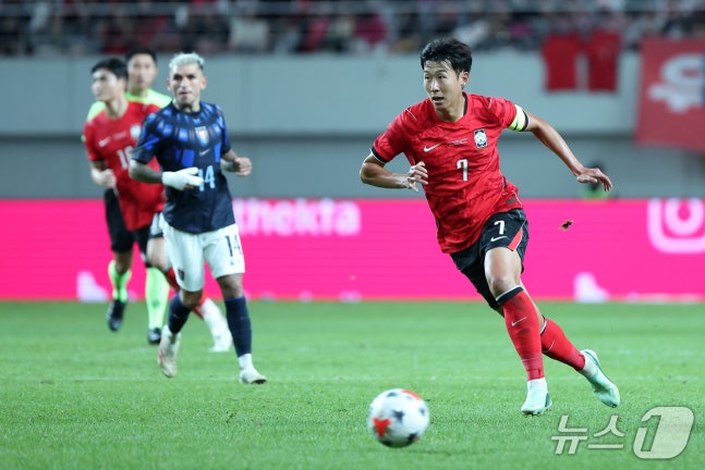 28일 서울 마포구 서울월드컵경기장에서 열린 축구 국가대표팀 평가전 대한민국과 우루과이의 경기, 대한민국 손흥민이 돌파하고 있다. 2026.9.28 ⓒ 뉴스1 김성진 기자