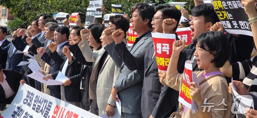 국민의힘 구미시을 광역·기초의원과 당원들이 29일 박정희 전 대통령 생가 앞에서 영화 '암살자(들)'의 역사 왜곡과 음모론을 규탄하고 있다. 2026.9.29 ⓒ 뉴스1 정우용 기자