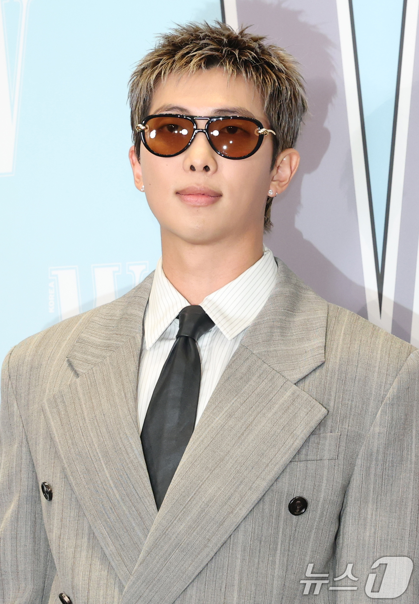 BTS <b>RM</b>, 10년 간 모은 개인 소장 <b>미술품</b> 140점 첫 <b>공개</b>…美 미술관