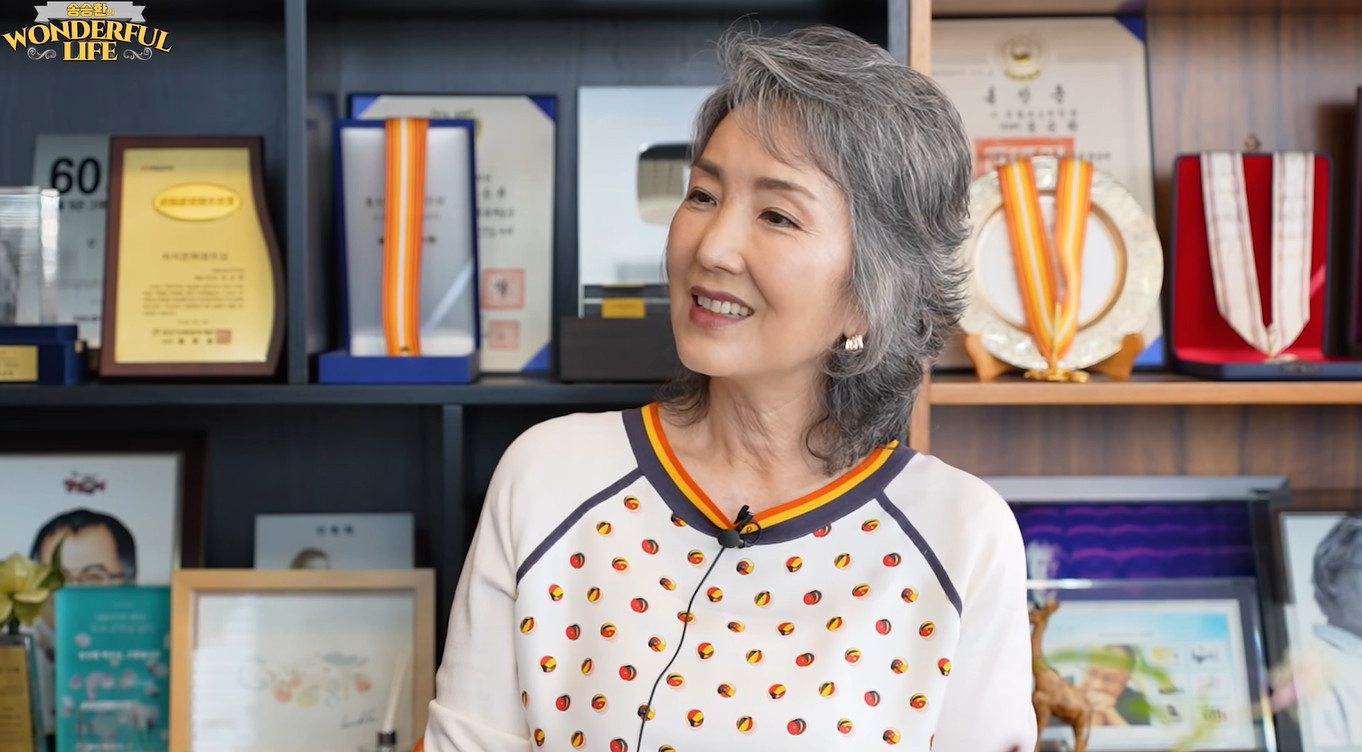 <b>이휘향</b>, '<b>조폭</b> 출신 <b>남편</b>'에 담배 배워…"제대로 안하면 시청자에 욕 먹...