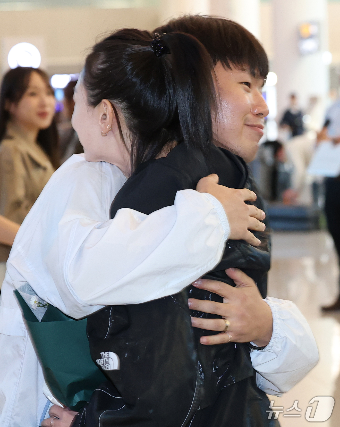 포옹하는 <b>명사수 부부</b>