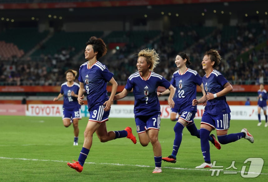 일본 여자축구가 북한을 꺾고 아시안게임 금메달을 따냈다. ⓒ 신화=뉴스1