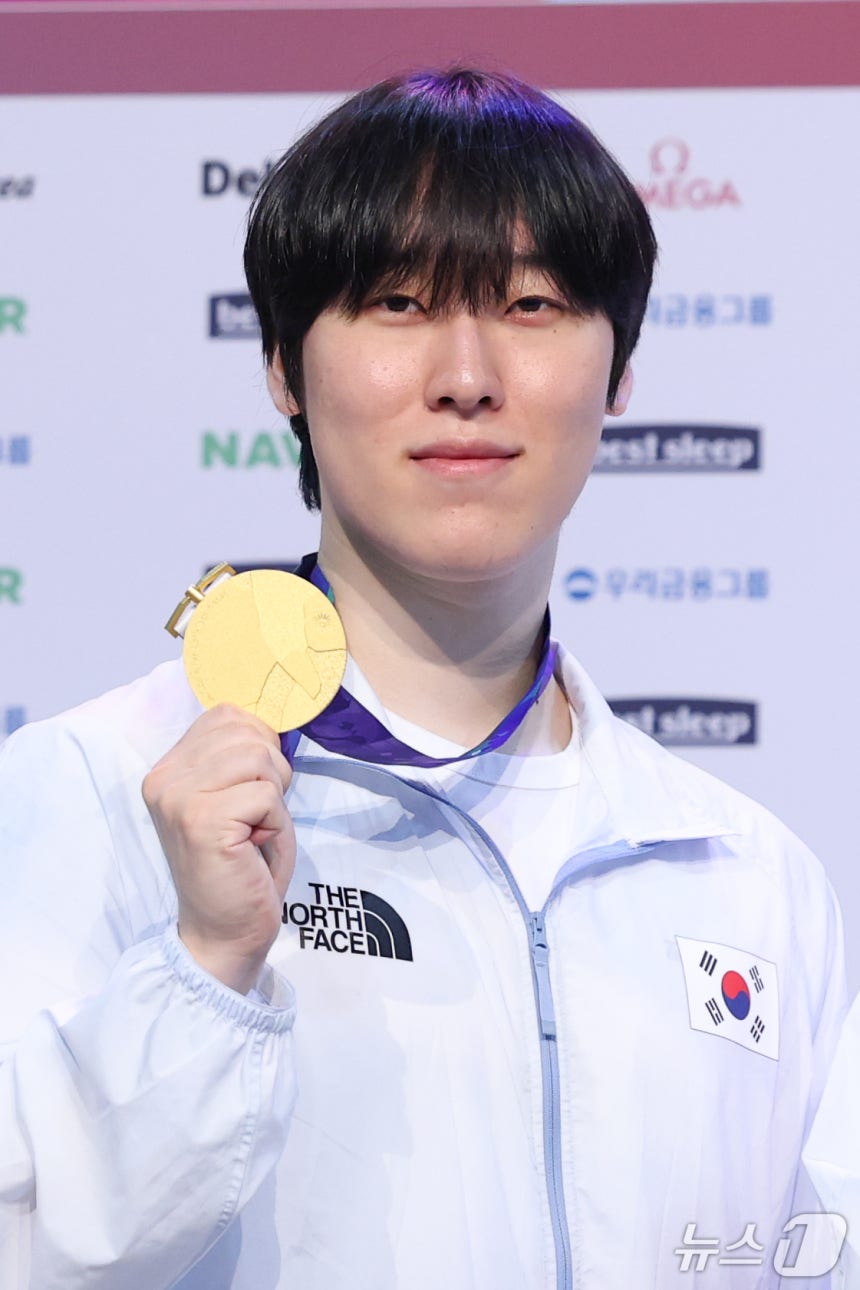 e스포츠 롤(리그오브레전드, LoL) 국가대표 '제카' 김건우가 3일 일본 라이브스 나고야에서 열린 2026 아이치·나고야 아시안게임 금메달리스트 기자회견에서 금메달을 들어 보이고 있다. 2026.10.3 ⓒ 뉴스1