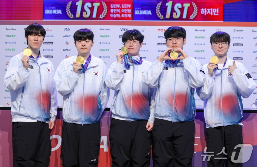 e스포츠 롤 국가대표 '제카' 김건우(왼쪽부터), '캐니언' 김건부, '제우스' 최우제, '구마유시' 이민형, '페이커' 이상혁이 3일 일본 라이브스 나고야에서 열린 2026 아이치·나고야 아시안게임 금메달리스트 기
