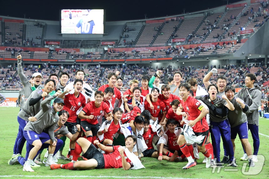 3일 일본 아이치현 도요타 스타디움에서 열린 2026 아이치·나고야 아시안게임 남자 축구 결승전 대한민국과 일본의 경기, 1대 0으로 승리하며 금메달을 획득한 대한민국 선수들이 기념촬영을 하고 있다. 2026.10.3 ⓒ 뉴스1 김도우 기자