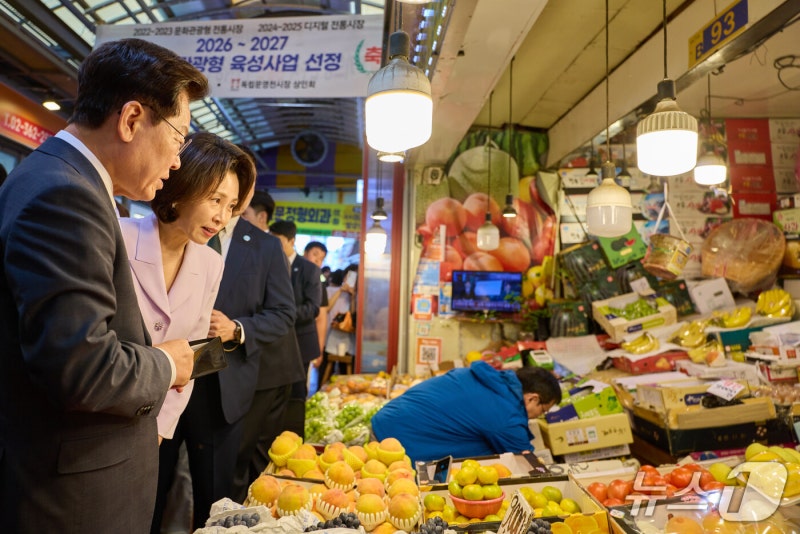 李<b>대통령 지지율</b> 37.4% 3주만에 <b>하락</b>…與 42.5%·野 38.4% 접전