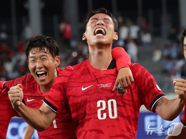 6일 경기 용인시 처인구 용인미르스타디움에서 열린 축구 국가대표 평가전 대한민국과 우즈베키스탄의 경기, 오세훈이 득점 후 손흥민과 함께 기뻐하고 있다. 2026.10.6 ⓒ 뉴스1 김영운 기자