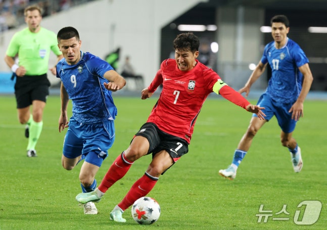 6일 오후 경기도 용인시 미르스타디움에서 열린 하나은행 초청 축구국가대표팀 친선경기 한국과 우즈베키스탄의 경기에서 손흥민이 드리블을 하고 있다. 2026.10.6 ⓒ 뉴스1 김명섭 기자