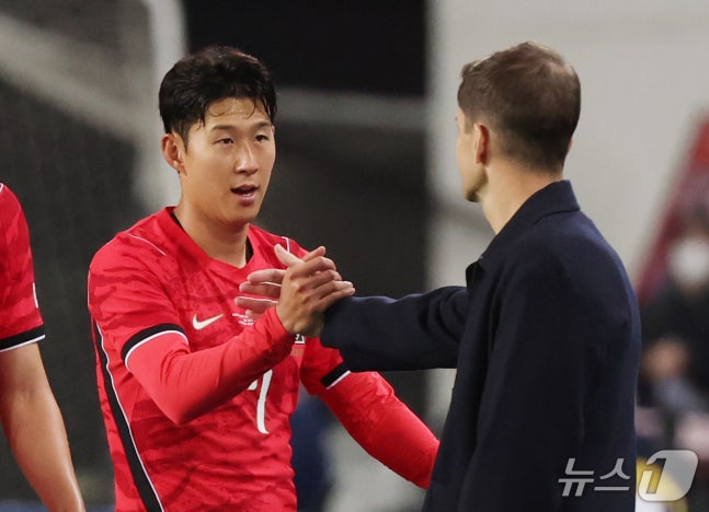 6일 경기 용인시 처인구 용인미르스타디움에서 열린 축구 국가대표 평가전 대한민국과 우즈베키스탄의 경기, 손흥민이 교체 후 필드를 나가며 모레노 감독의 격려를 받고 있다. 2026.10.6 ⓒ 뉴스1 김영운 기자