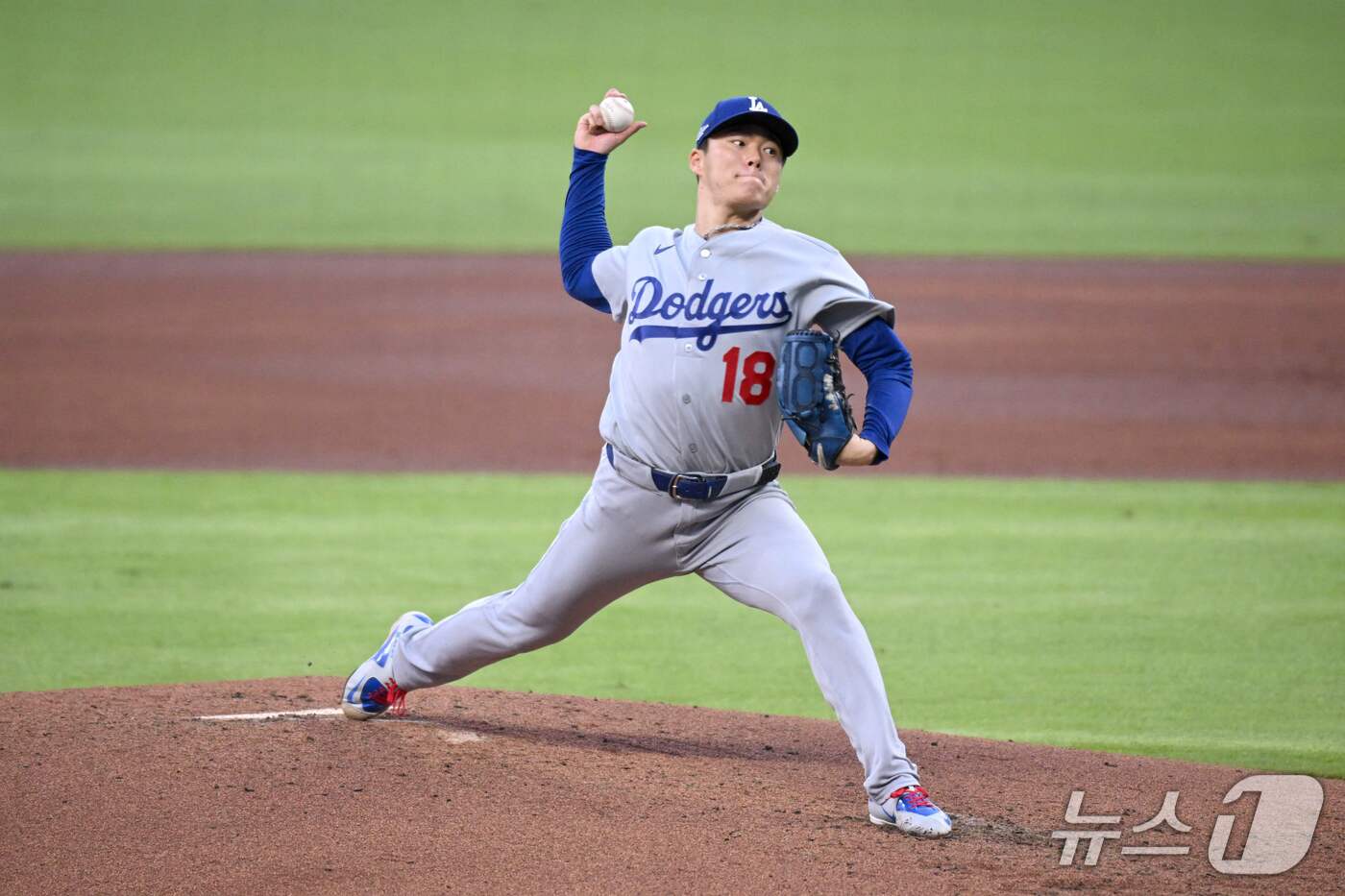 '야마모토 7이닝 10K' <b>다저스</b>, <b>애틀랜타 제압</b>…NLCS 진출까지 '1승'