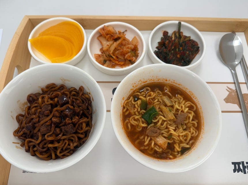 우지를 사용한 짜르르(왼쪽)와 우지 파개장면이 조리된 모습. ⓒ News1 황두현 기자