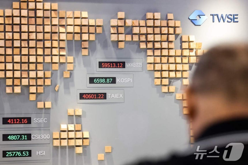 2026년 5월 4일 대만 타이베이의 대만증권거래소에서 가권지수(TAIEX)와 주요 시장 지수가 표시되고 있다. ⓒ AFP=뉴스1