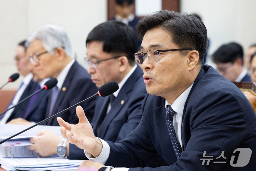 최용철 소방청장이 7일 서울 여의도 국회에서 열린 행정안전위원회의 중앙선거관리위원회 등에 대한 국정감사에 출석해 의원 질의에 답하고 있다.2026.10.7 ⓒ 뉴스1 유승관 기자