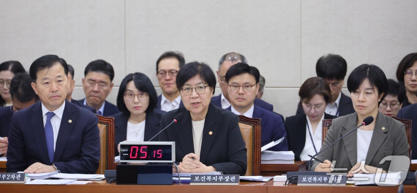 정은경 보건복지부 장관이 7일 서울 여의도 국회에서 열린 보건복지위원회의 보건복지부 등에 대한 국정감사에서 의원 질의에 답변하고 있다.2026.10.7 ⓒ 뉴스1 신웅수 기자