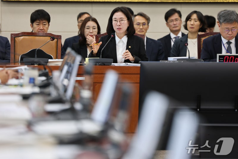 [국감] 의원 질의에 답하는 <b>이미선 기상청장</b>