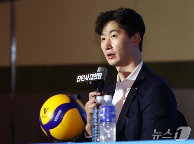 박철우 우리카드 감독이 8일 오후 서울 강남구 호텔리베라 청담에서 열린 2026-2027 시즌 프로배구 남자부 미디어데이에서 시즌에 임하는 각오를 밝히고 있다. 2026.10.8 ⓒ 뉴스1 최지환 기자