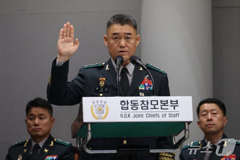 [국감] <b>선서</b>하는 <b>한기성</b> 전 육군 제1군단장
