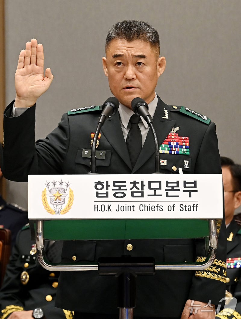 [국감] <b>선서</b>하는 <b>한기성</b> 전 육군 제1군단장