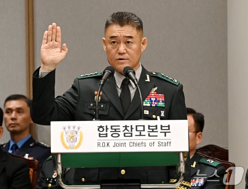 [국감] <b>한기성</b> 전 육군 제1군단장, <b>국정감사</b> <b>선서</b>