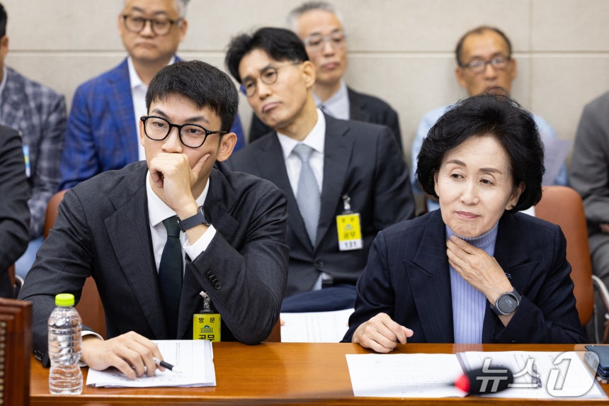 권영희 대한약사회장(오른쪽)과 정진웅 닥터나우 대표가 8일 서울 여의도 국회에서 열린 보건복지위원회의 보건복지부,<a href=