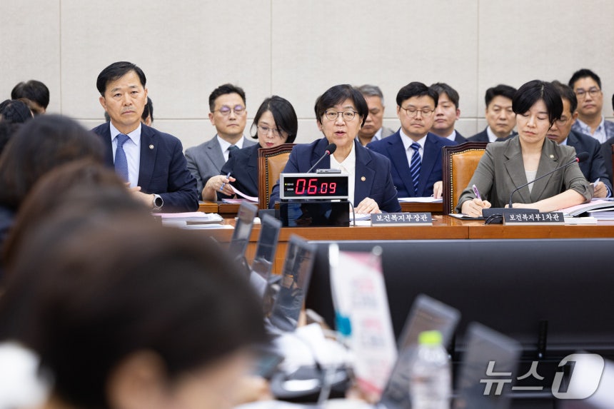 정은경 보건복지부 장관이 8일 서울 여의도 국회에서 열린 보건복지위원회의 보건복지부,<a href=