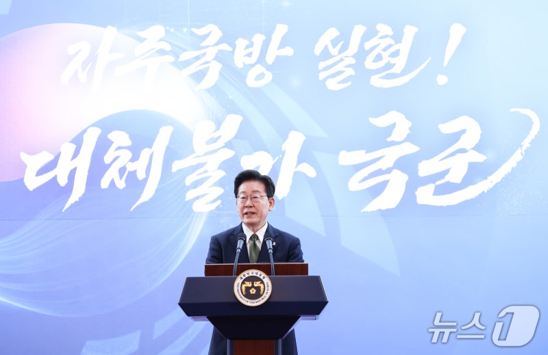 '<b>극초음속</b> 활공비행체' 최초 <b>시험발사</b> 성공…'참관' 李대통령 "더욱 고...