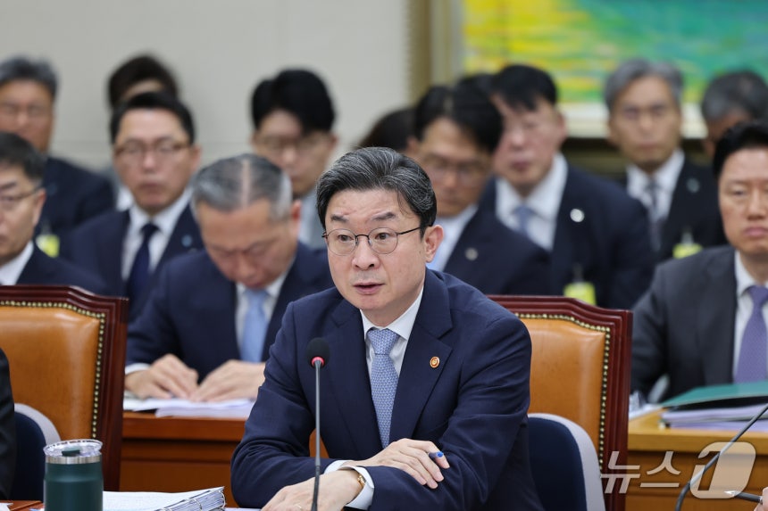 이억원 금융위원장이 8일 서울 여의도 국회에서 열린 정무위원회 국정감사에 출석해 의원 질의에 답하고 있다. 2026.10.8 ⓒ 뉴스1 김도우 기자