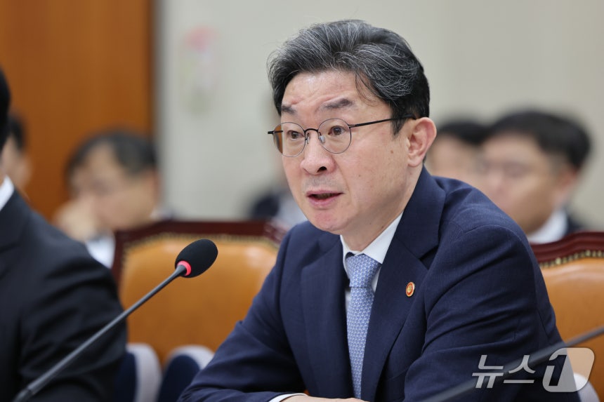 이억원 금융위원장이 8일 서울 여의도 국회에서 열린 정무위원회 국정감사에 출석해 의원 질의에 답하고 있다. 2026.10.8 ⓒ 뉴스1 김도우 기자