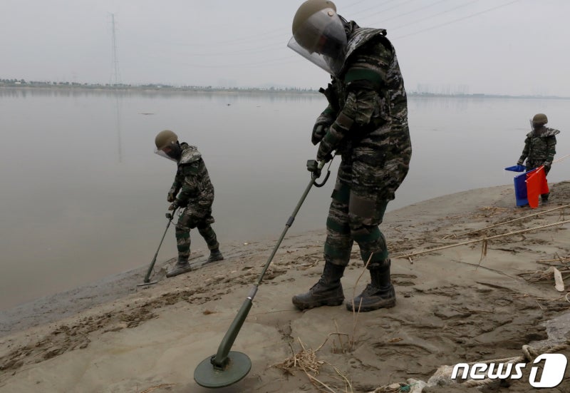 인천 <b>강화군</b>서 北 <b>유실지뢰</b> 발견…해병대, EOD 폭파 처리