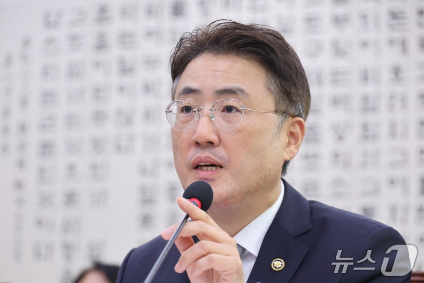 이진수 법무부 차관이 8일 서울 여의도 국회에서 열린 법제사법위원회의 법무부 등에 대한 국정감사에서 의원 질의에 답변하고 있다.2026.10.8 ⓒ 뉴스1 신웅수 기자