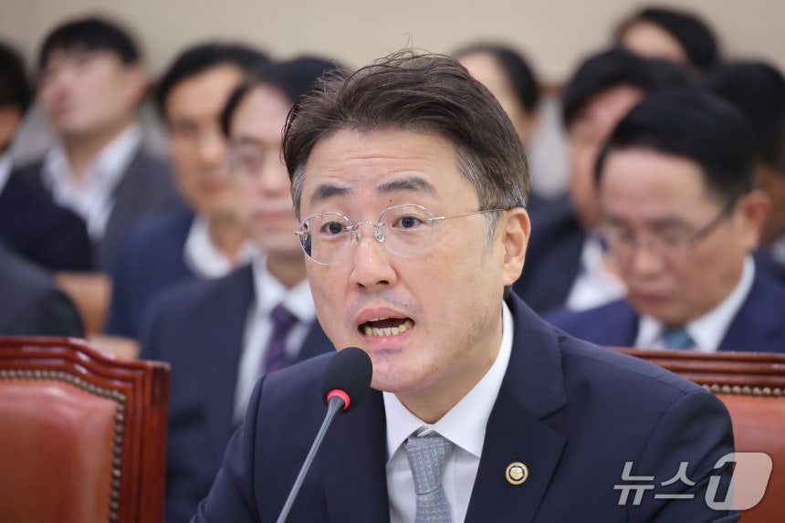 이진수 법무부 차관이 8일 서울 여의도 국회에서 열린 법제사법위원회의 법무부 등에 대한 국정감사에서 의원 질의에 답변하고 있다.2026.10.8 ⓒ 뉴스1 신웅수 기자