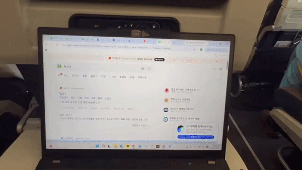 미국 뉴욕 존 F. 케네디국제공항에서 출발해 인천국제공항으로 향하는 아시아나항공 기내에서 스타링크 와이파이를 이용해 뉴스1 홈페이지에 접속하고 있다. /뉴스1 ⓒ 뉴스1 신현우 기자