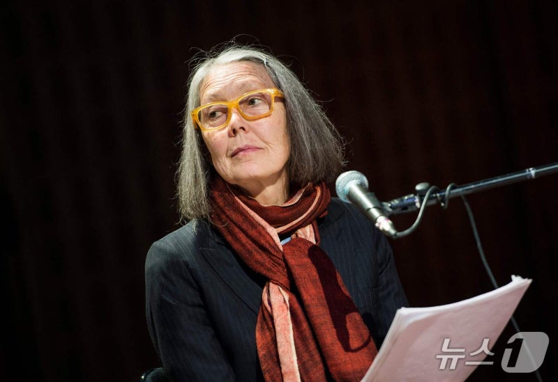"미쳤네요, 다들 제정신 아닌 듯"…<b>노벨문학상</b> 앤 카슨 수상 소감은
