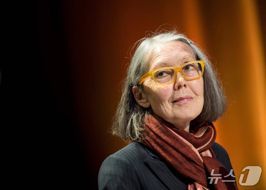 캐나다 시인 앤 카슨(76·Anne Carson)이 2026년 노벨문학상 수상자로 선정됐다.스웨덴 한림원은 8일 오후(한국 시각) 2026년 노벨문학상 수상자로 캐나다 출신 고전문헌학자이자 시인인 앤 카슨을 선정했