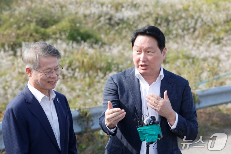 <b>최태원</b>, <b>호남 반도체</b> 부지 첫 방문…"전력·용수 늦어도 먼저 착공"
