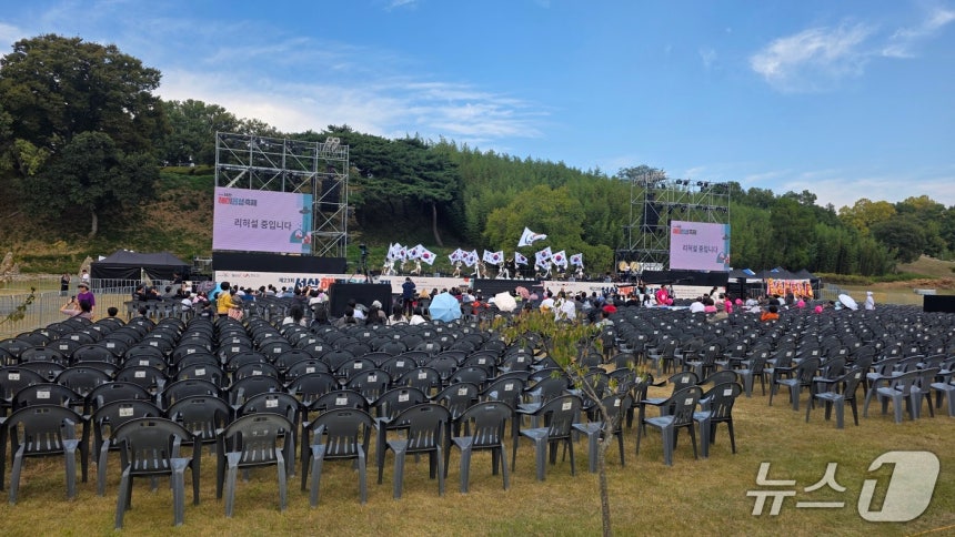 9일 제23회 서산해미읍성축제 개막식을 앞두고 기존 서문 쪽에서 동문 쪽으로 자리를 옮긴 메인 무대에서 출연진과 관계자들이 공연을 준비하고 있다.ⓒ 뉴스1 김태완 기자