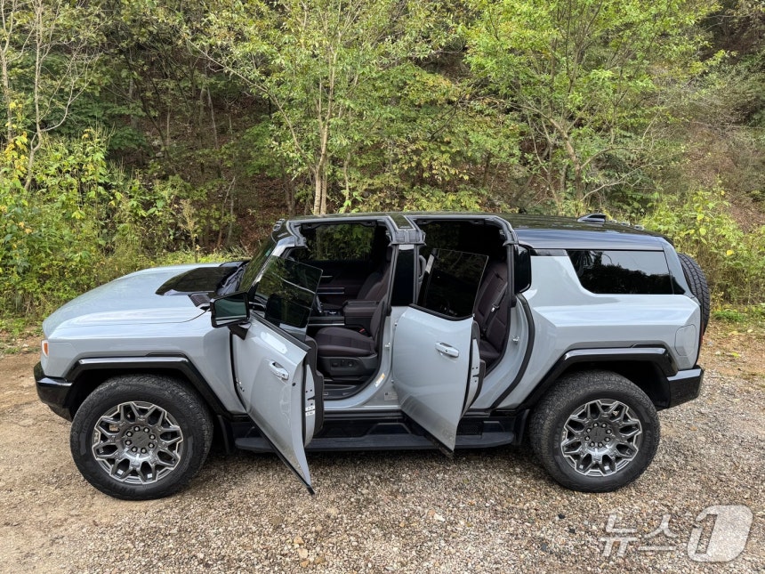 GMC 허머 EV. 투명 스카이 패널 4개 중 좌측 2개를 탈착한 모습 ⓒ 뉴스1 박종홍 기자